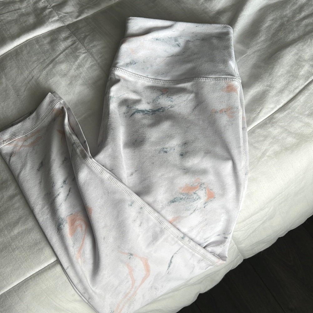 Like new. Small women’s Zella leggings - white marble